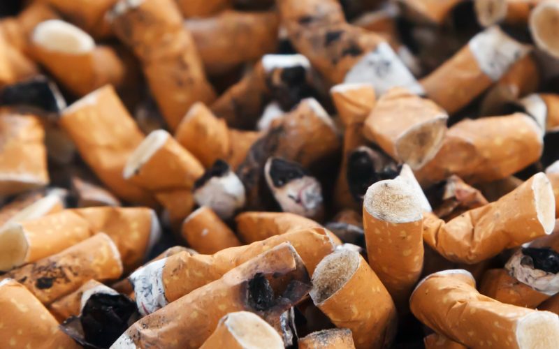 Peor que las bombillas plásticas: Aseguran que las colillas de cigarro son el mayor contaminante de océanos y playas