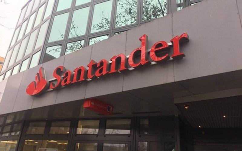 En España, Banco Santander crea programa para contratar a mujeres que dejaron de trabajar por tener hijos