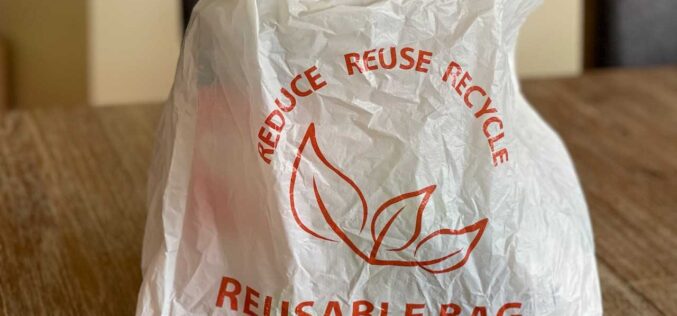 ¿Ha servido de algo pagar por las bolsas de plástico para reducir su uso? Esto dicen los expertos
