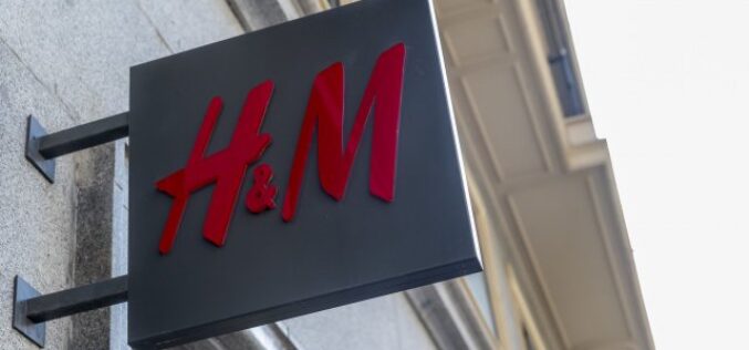 H&M sube en bolsa tras anunciar su salida de Myanmar, por las acusaciones de abusos laborales, y la progresiva reapertura de tiendas en Ucrania