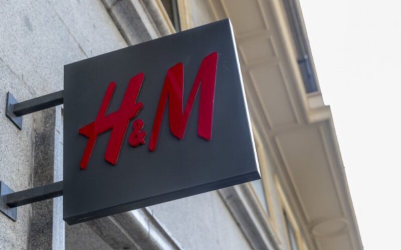 H&M sube en bolsa tras anunciar su salida de Myanmar, por las acusaciones de abusos laborales, y la progresiva reapertura de tiendas en Ucrania