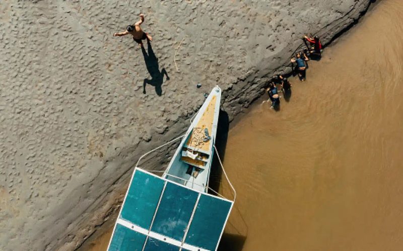 Los indígenas de Ecuador que usan canoas solares para atravesar las «carreteras ancestrales» de la selva